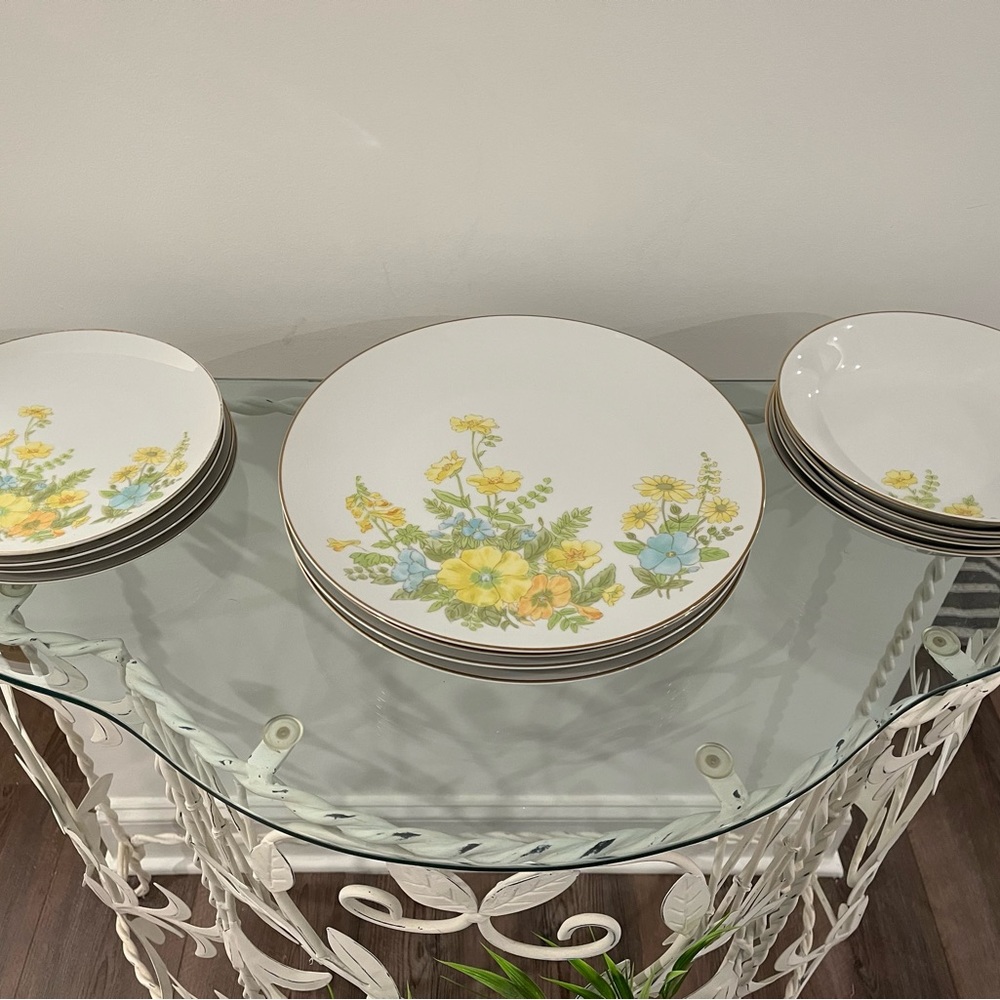 ⭐️ Fine China Set with Flower Details Service for 4 ⭐️